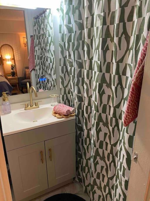 הונולולו Seashore Waikiki Studio 1 Block From A Beach No Resort Fees מראה חיצוני תמונה